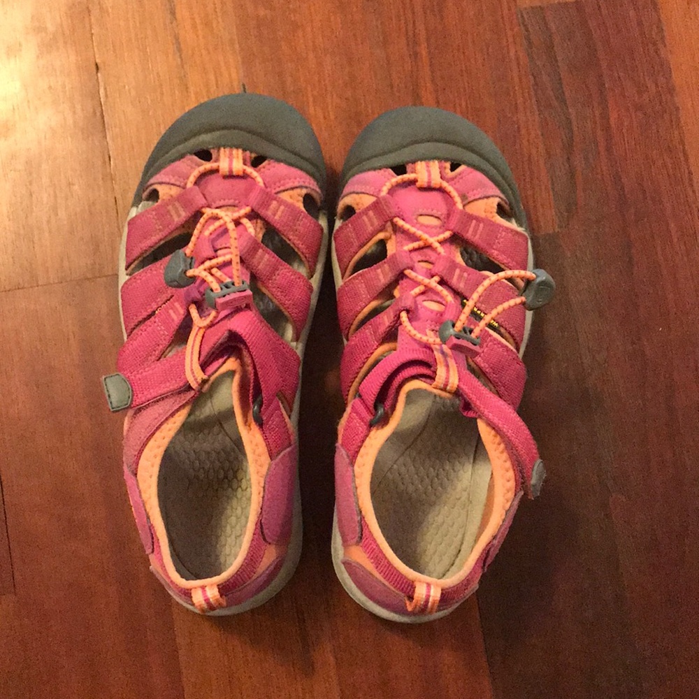 Girls Keen Sandals, Size 5. Worn once.